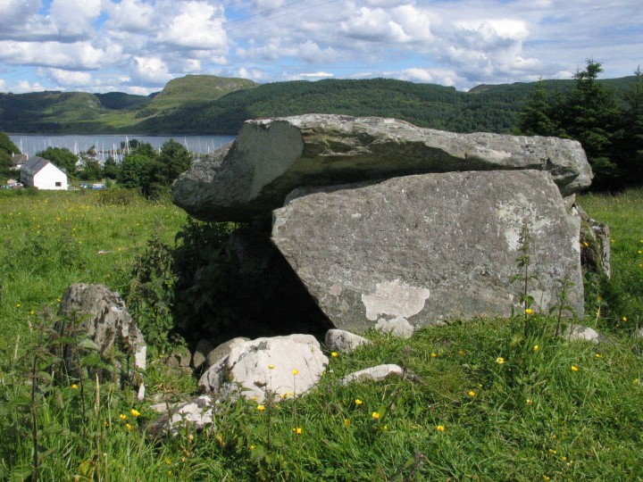 Clach an t-Sagairt (Chambered Cairn) by greywether