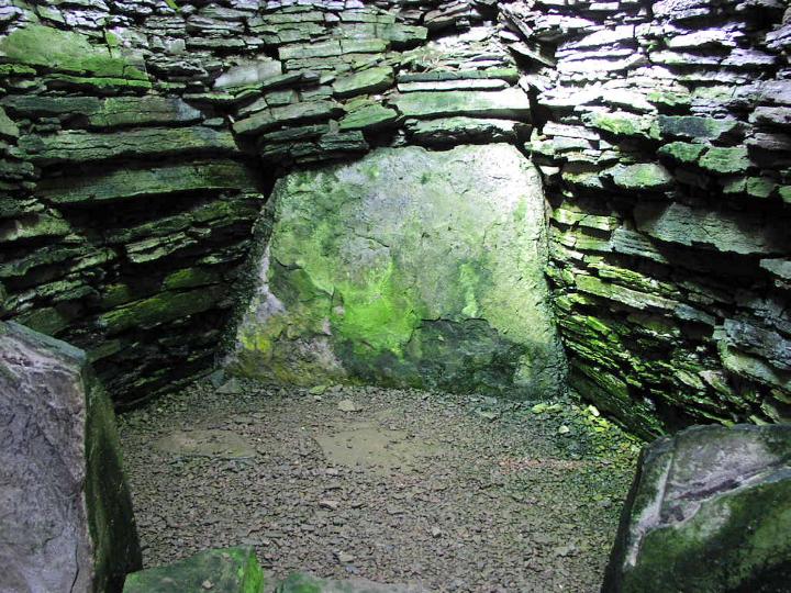 Knowe of Yarso (Chambered Cairn) by Moth
