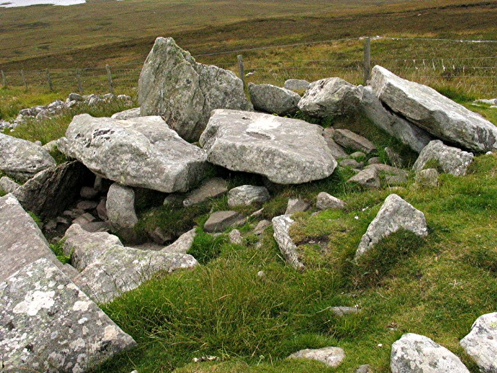 Tigh Cloiche (Chambered Cairn) by greywether
