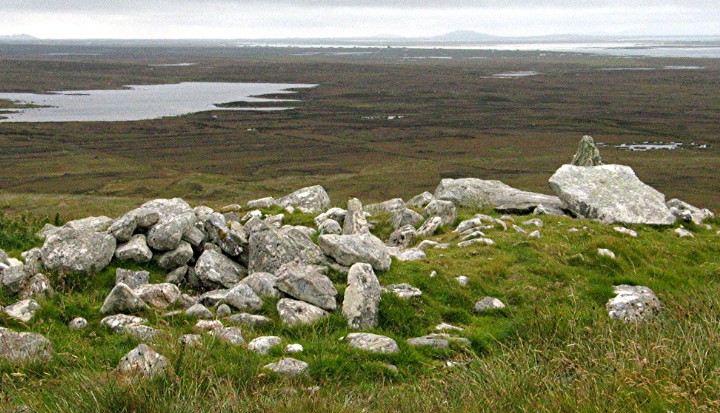 Tigh Cloiche (Chambered Cairn) by greywether