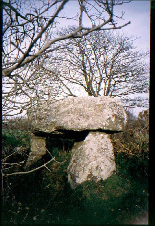 The Hanging Stone (Dolmen / Quoit / Cromlech) by greywether