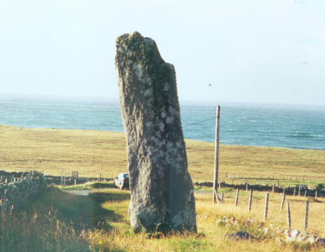 Clach an Trushal (Standing Stone / Menhir) by Joolio Geordio