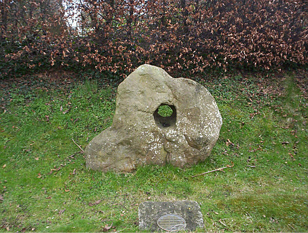 Woodborough Holed Stone (Holed Stone) by hamish