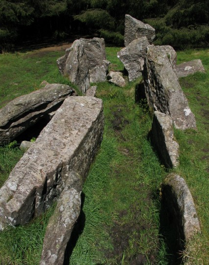 Giants' Graves (Chambered Cairn) by greywether