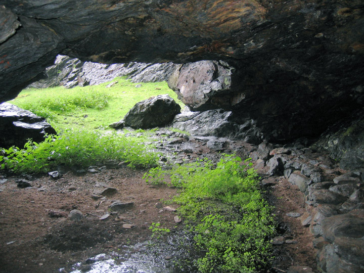 Uamh na Bantighearna, Kiloran Bay (Cave / Rock Shelter) by rockandy