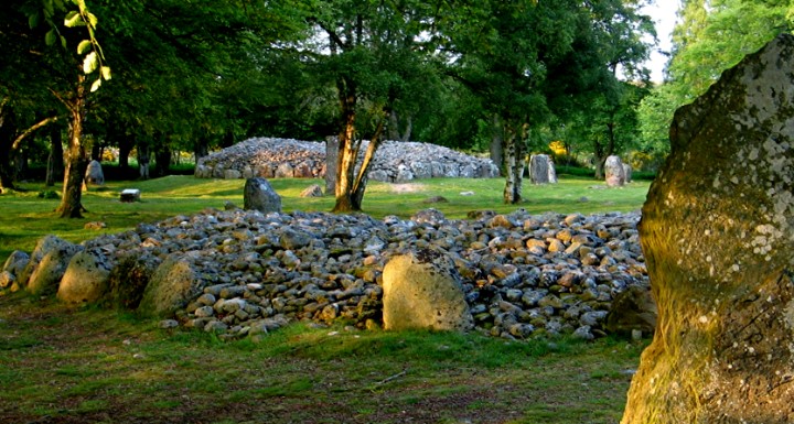 Clava Cairns (Clava Cairn) by greywether