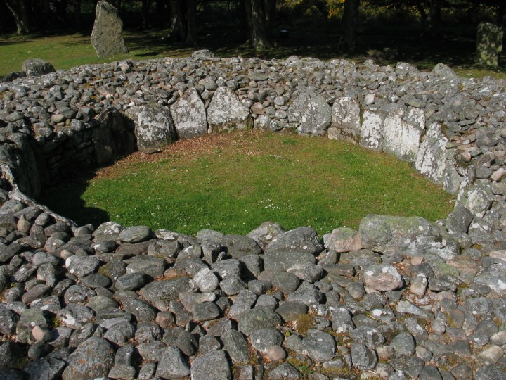 Clava Cairns (Clava Cairn) by greywether