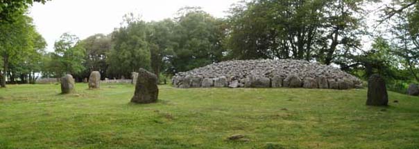 Clava Cairns (Clava Cairn) by pebblesfromheaven