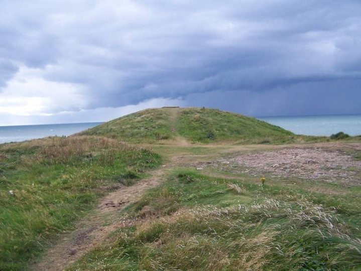 Barclodiad-y-Gawres (Chambered Cairn) by treehugger-uk
