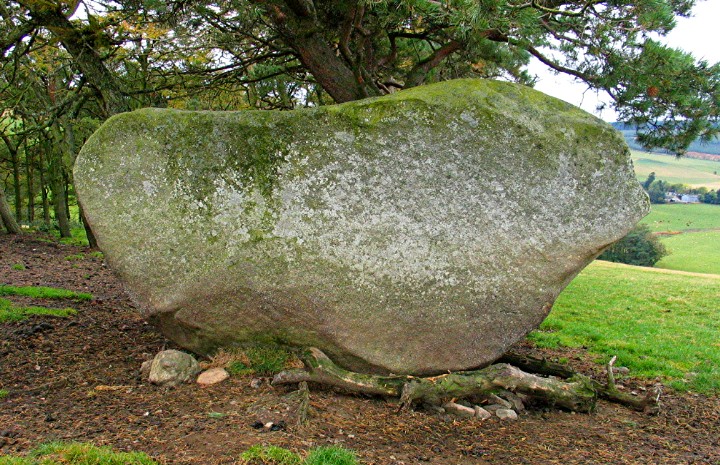 Hawk Hill (Stone Circle) by greywether