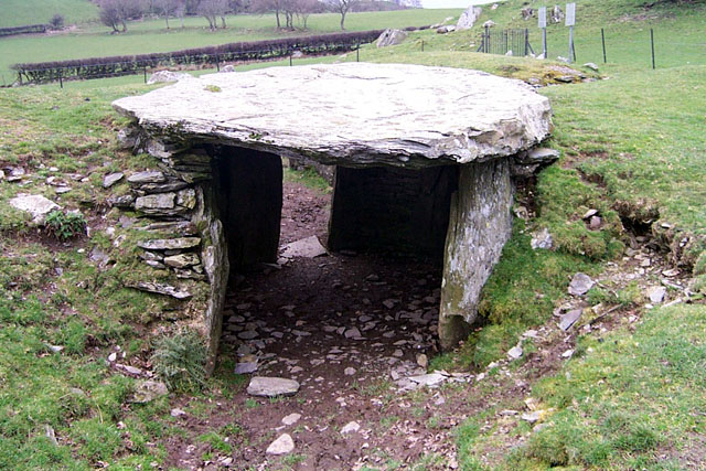 Capel Garmon (Chambered Cairn) by IronMan