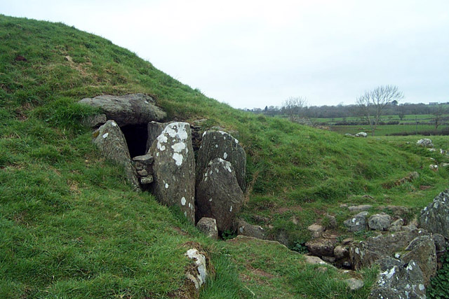 Bryn Celli Ddu (Chambered Cairn) by IronMan
