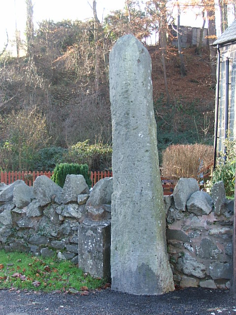 Llanrhaeadr-ym-Mochnant (Standing Stone / Menhir) by postman