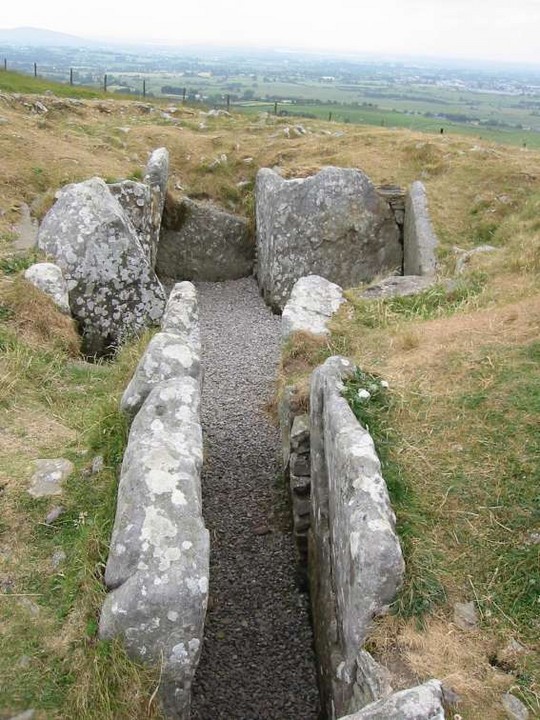 Cairn U (Passage Grave) by ryaner