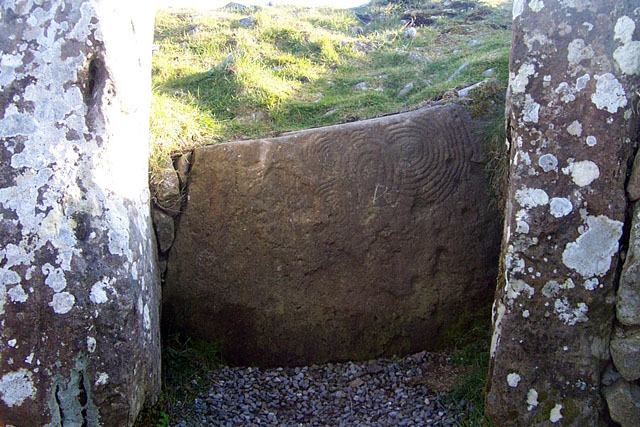 Cairn U (Passage Grave) by IronMan