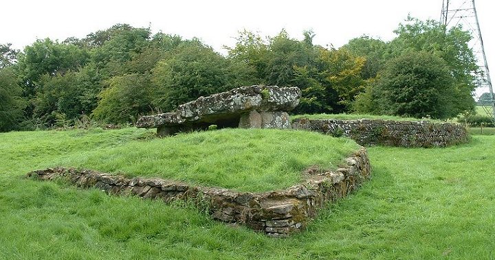 Tinkinswood (Burial Chamber) by Chris Collyer