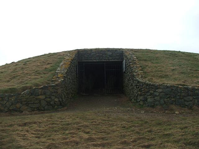 Barclodiad-y-Gawres (Chambered Cairn) by postman