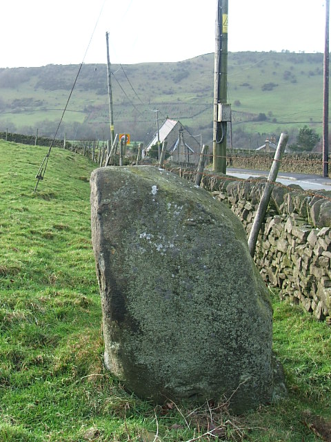 Ginclough (Standing Stone / Menhir) by postman