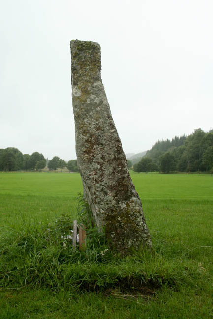 Inveraray Castle (Standing Stone / Menhir) by Hob