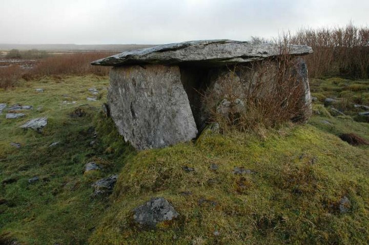 Gleninsheen (Wedge Tomb) by ryaner