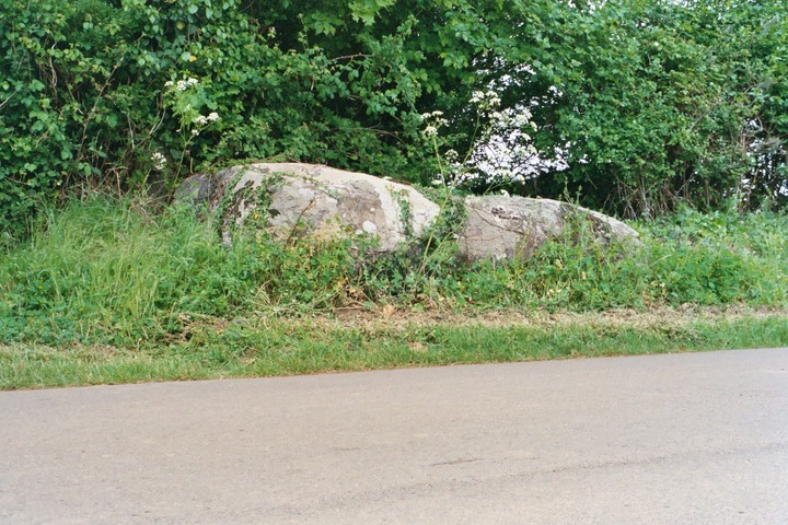 Menhir du Champ du Rocher (Standing Stone / Menhir) by Spaceship mark