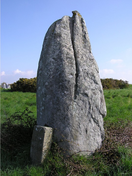 Menhir de Kerluir (Standing Stone / Menhir) by Spaceship mark