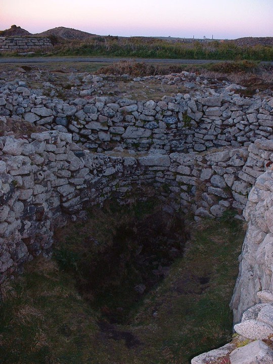 Carn Gluze (Chambered Cairn) by Alchemilla