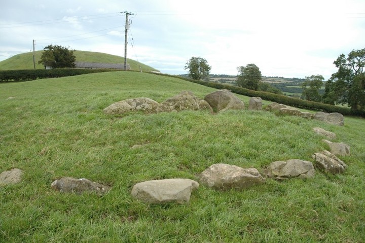 Newgrange K & L (Passage Grave) by ryaner