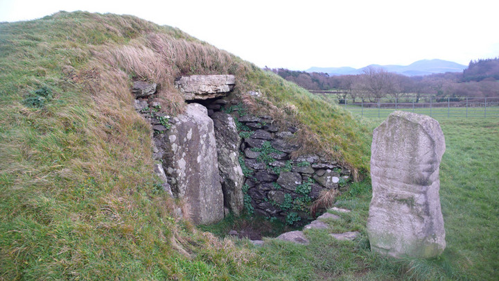 Bryn Celli Ddu (Chambered Cairn) by skins