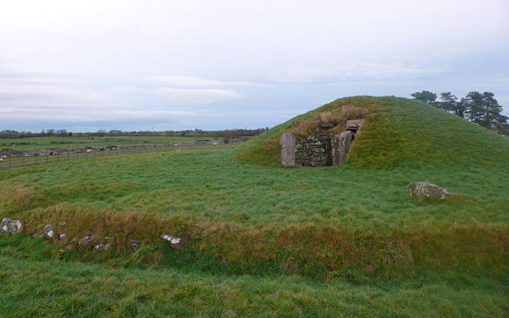 Bryn Celli Ddu (Chambered Cairn) by skins