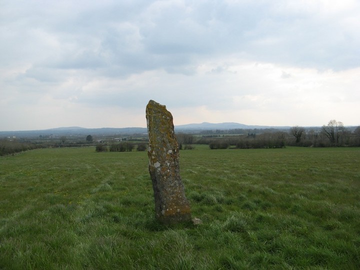 Ballinculloo (Standing Stone / Menhir) by bawn79
