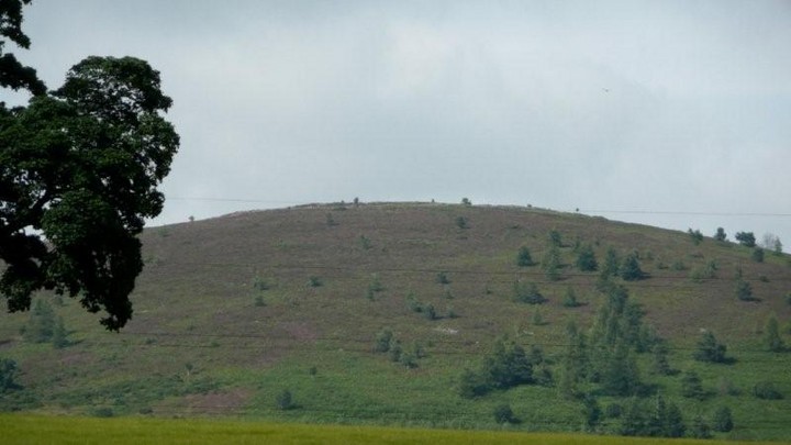 Barmekin Hill (Hillfort) by billwatt