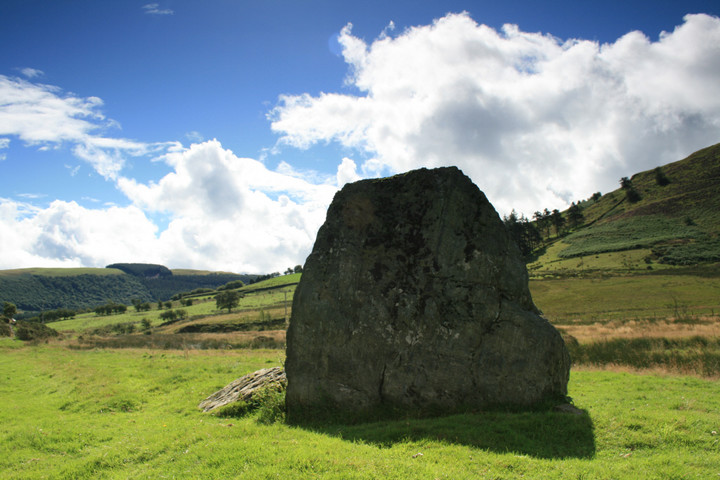 Cwm-y-Saeson (Standing Stone / Menhir) by postman