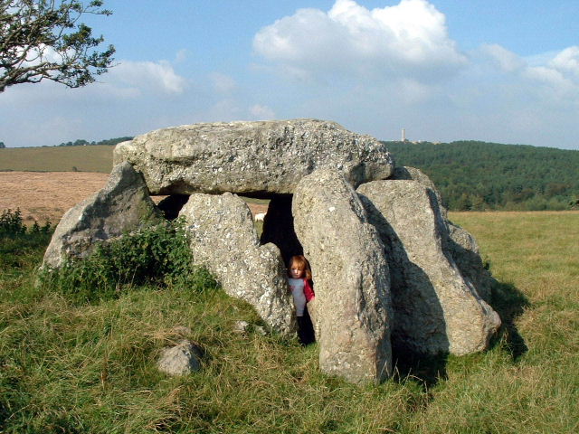 The Hellstone (Dolmen / Quoit / Cromlech) by phil