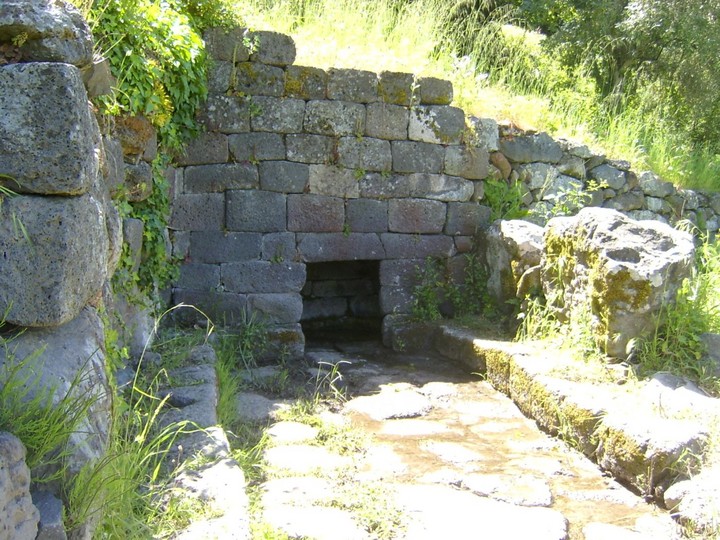 Su Lumarzu (Sacred Well) by sals