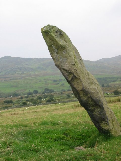 Ffon-y-Cawr (Standing Stone / Menhir) by stubob