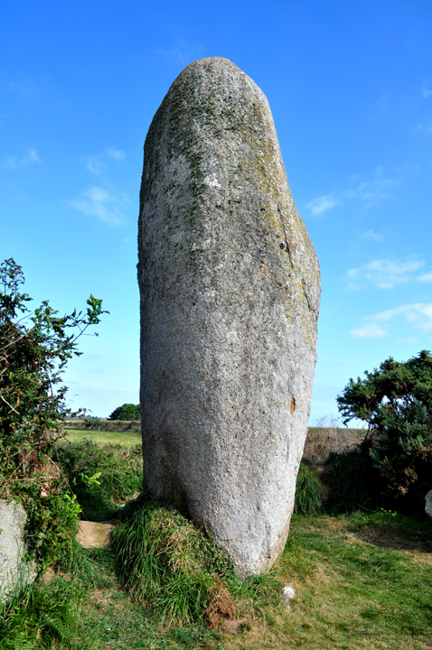 Lannoulouarn (Standing Stone / Menhir) by Moth