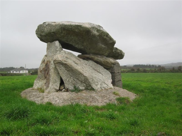 Ballynageeragh (Portal Tomb) by bogman