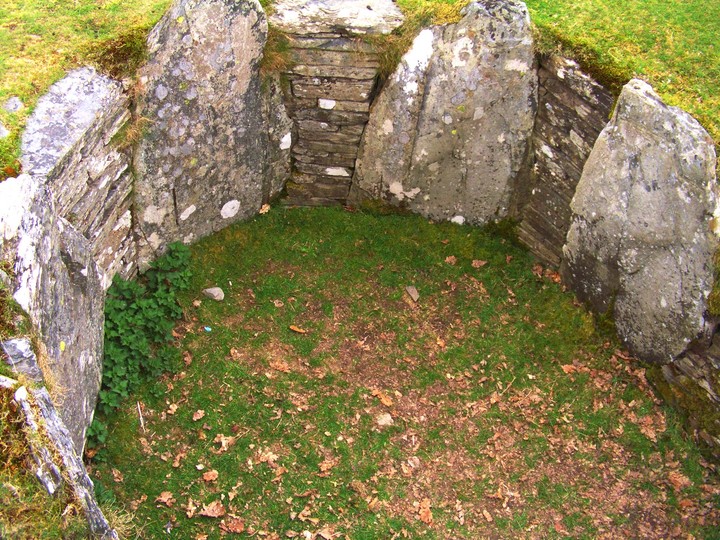 Capel Garmon (Chambered Cairn) by faerygirl