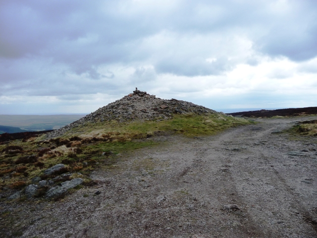 Cairn O' Mount (Round Cairn) by drewbhoy