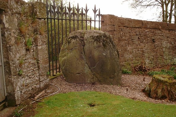 Devil's Stone (Invergowrie) (Standing Stone / Menhir) by nickbrand