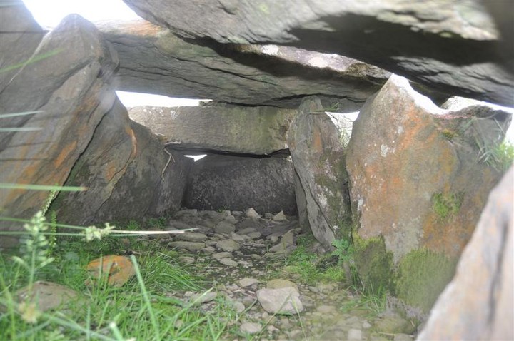 Caherard (Wedge Tomb) by bogman