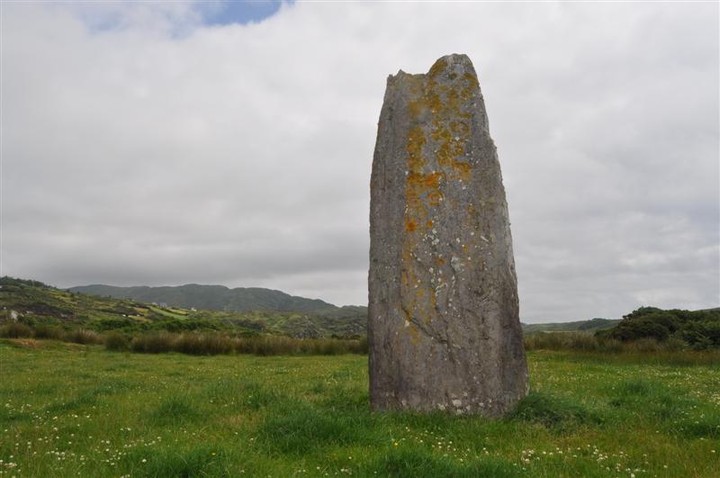 Cahermore (Standing Stone / Menhir) by bogman