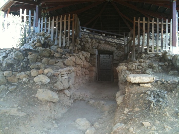 Mycenean tholos tomb near Poros, Kefalonia (Chambered Tomb) by Gruff