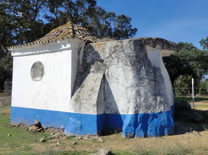 Chapel Anta do San Brissos (Dolmen / Quoit / Cromlech) by baza