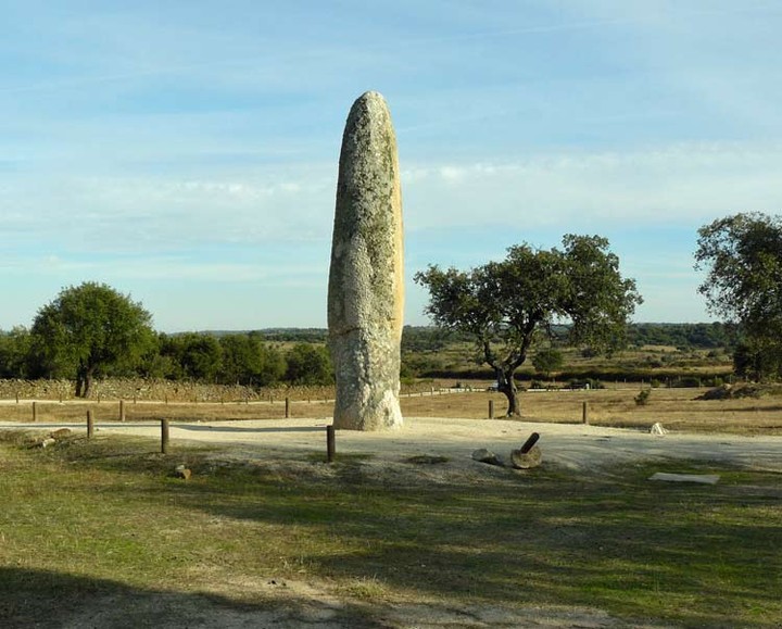 Menir da Meada (Standing Stone / Menhir) by baza