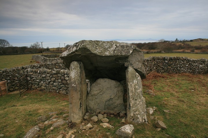 Gwern Einion (Burial Chamber) by postman