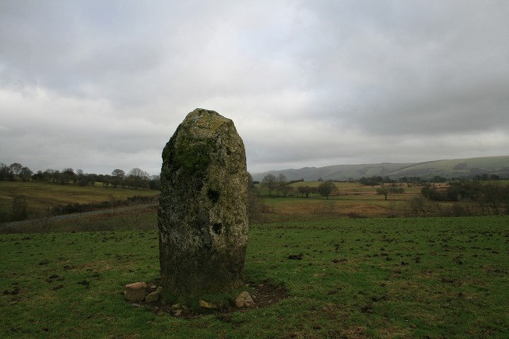 Cae'r Maen (Standing Stone / Menhir) by postman
