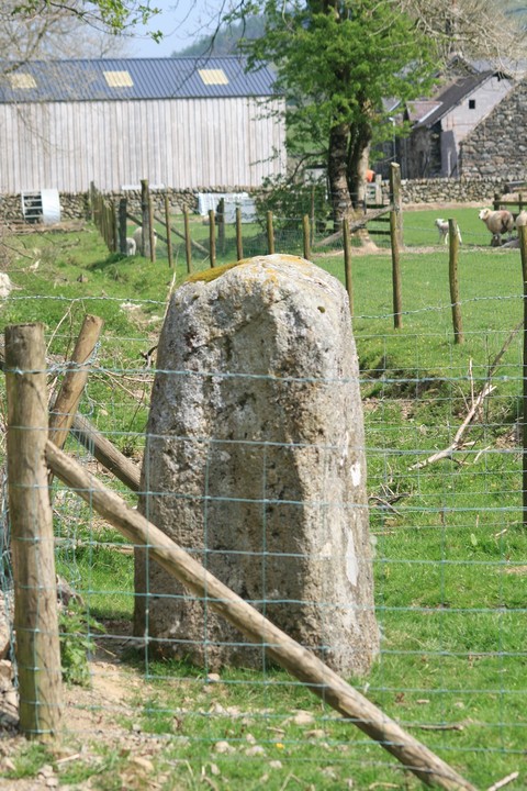 Dolddeuli (Standing Stone / Menhir) by postman